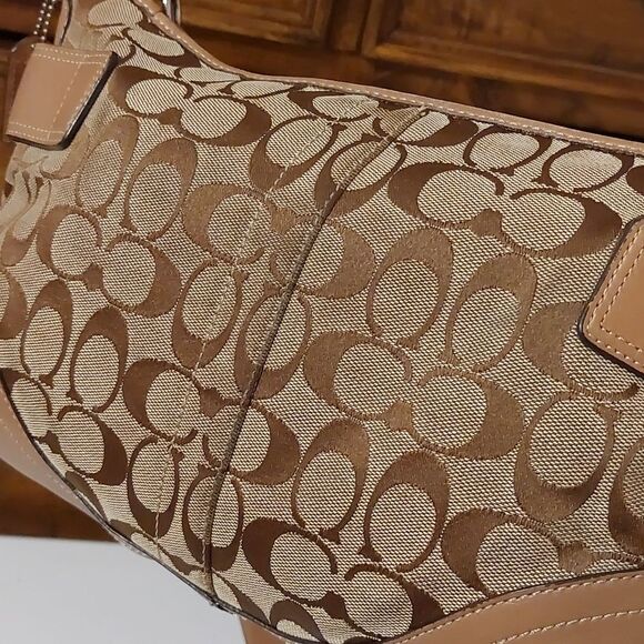 Coach Logo Signature Hamptons Hobo Bag F07077 - Picture 6 of 13